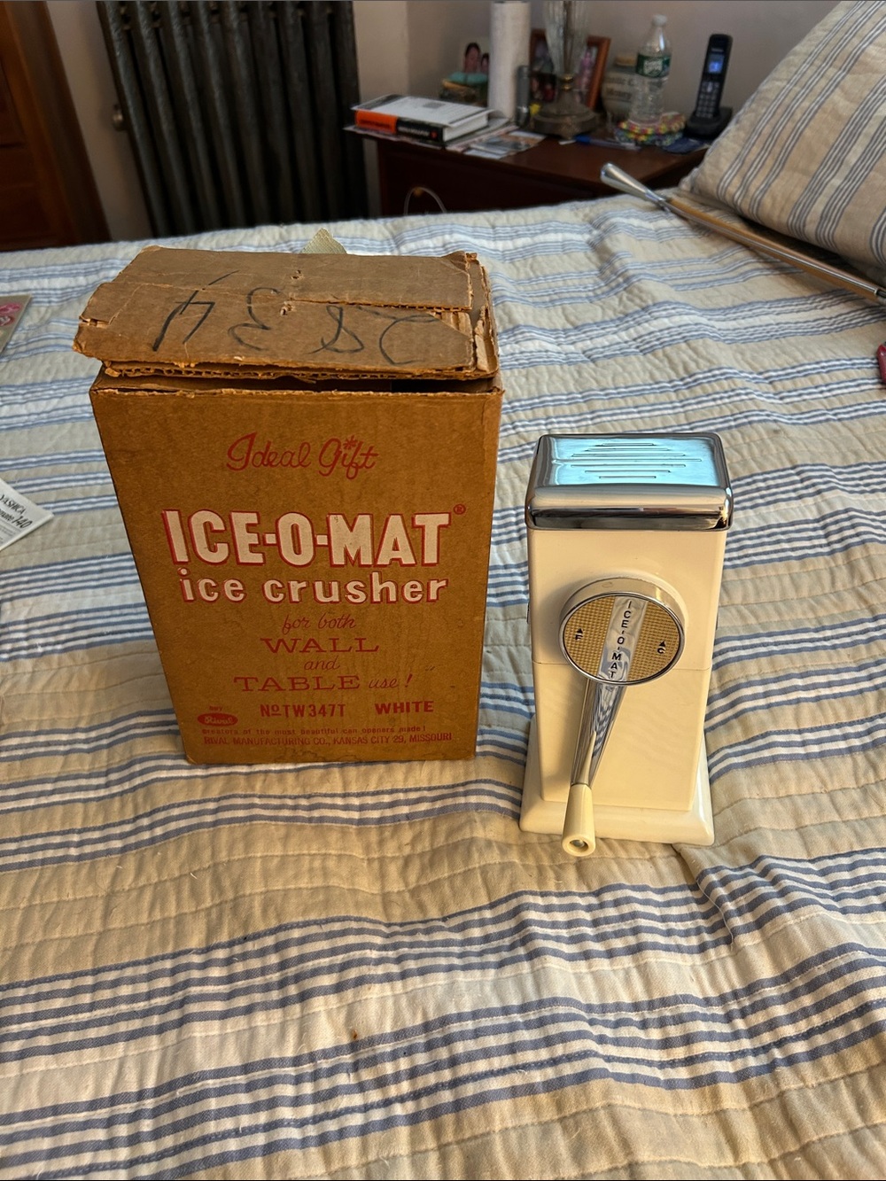 ICE-O-MAT Vintage Ice Crusher in White, in original box,EUC